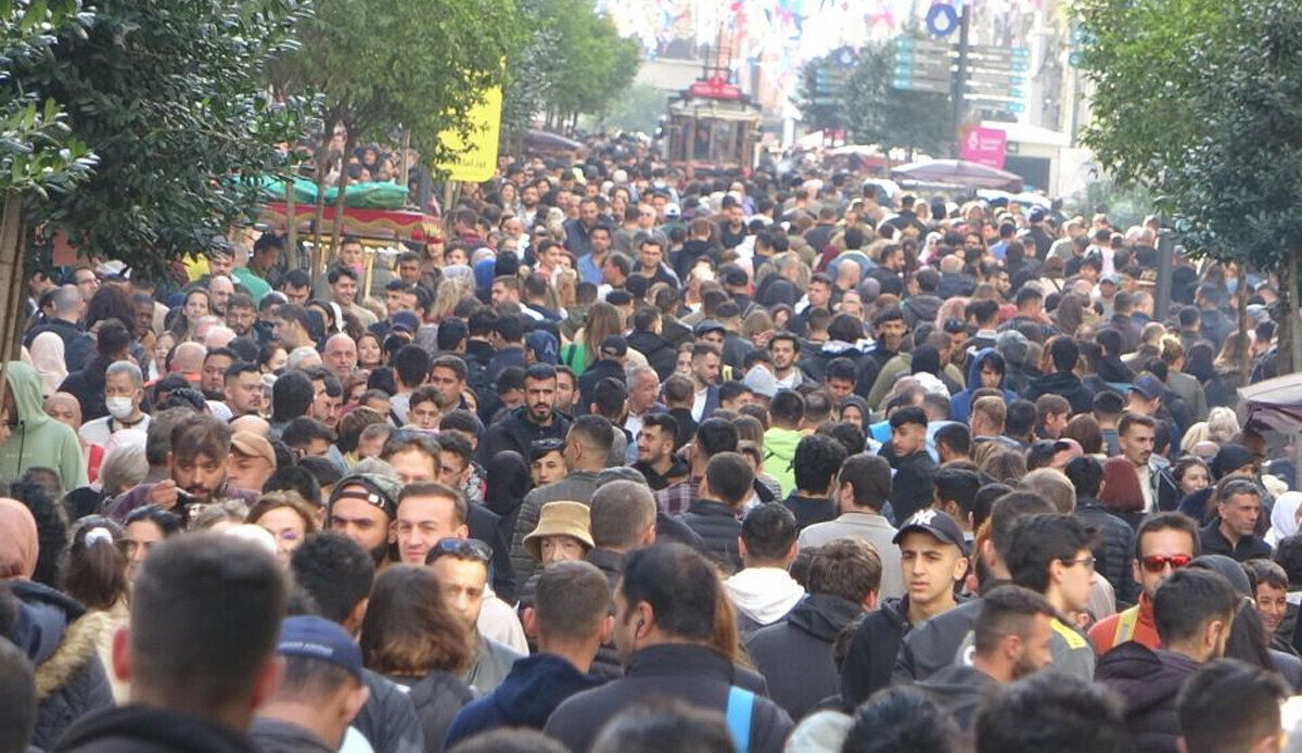 Taksim'de insan seli, adım atacak yer kalmadı görseli