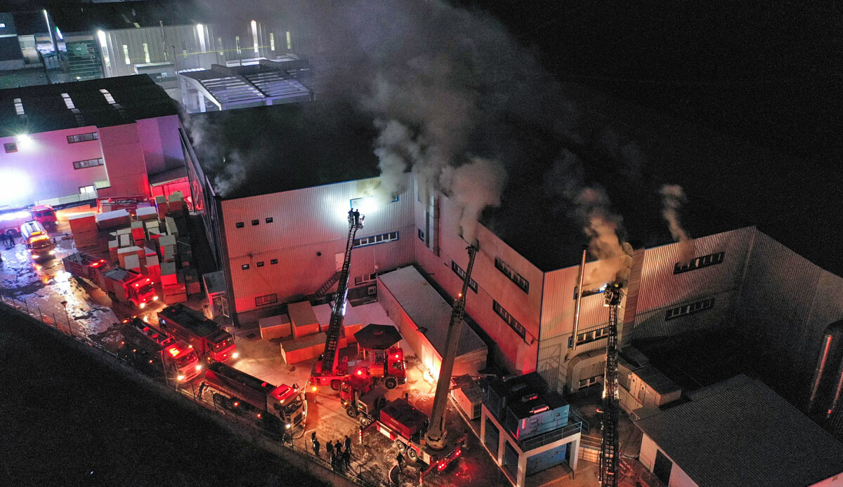 Bursa'da panik gecesi: Naylon iplik fabrikasında yangın çıktı görseli