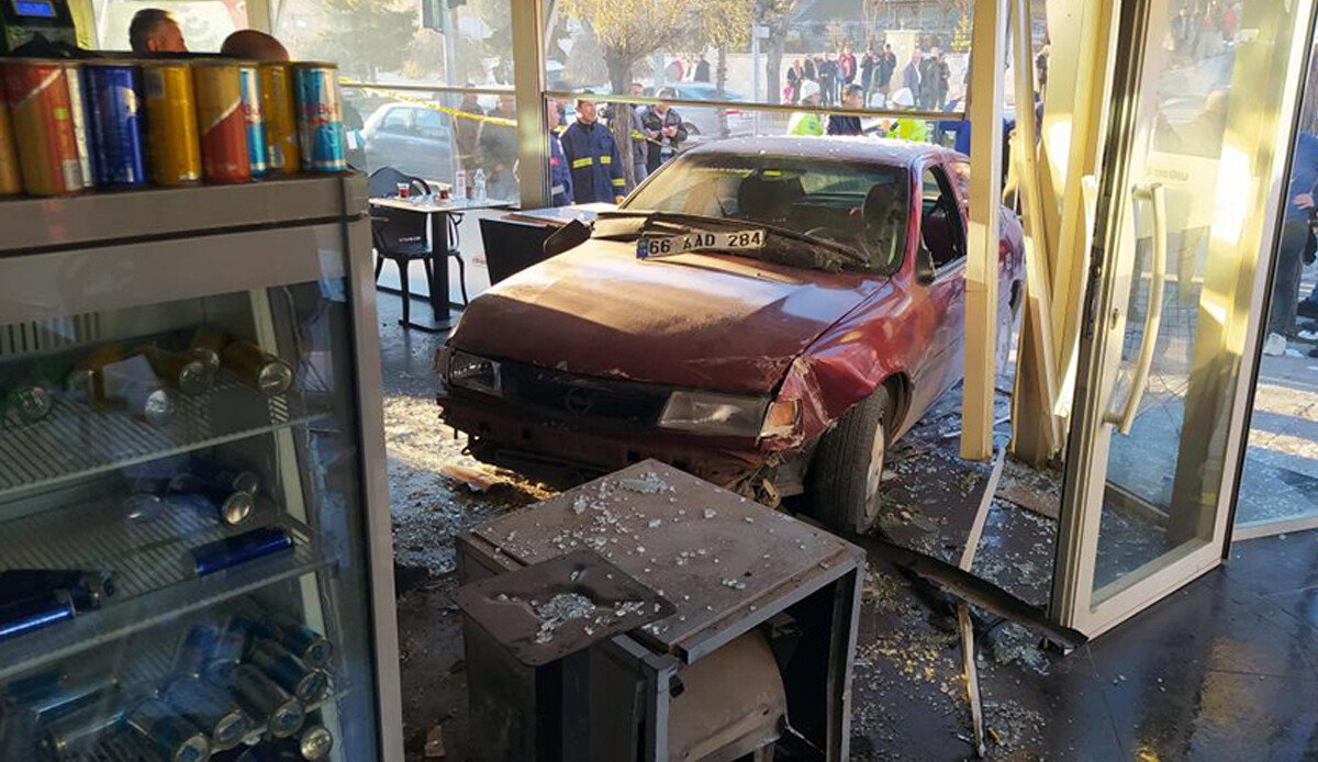 Yozgat’ta dehşet! Kontrolden çıkan araç, kafeye daldı: 4 müşteri yaralandı görseli