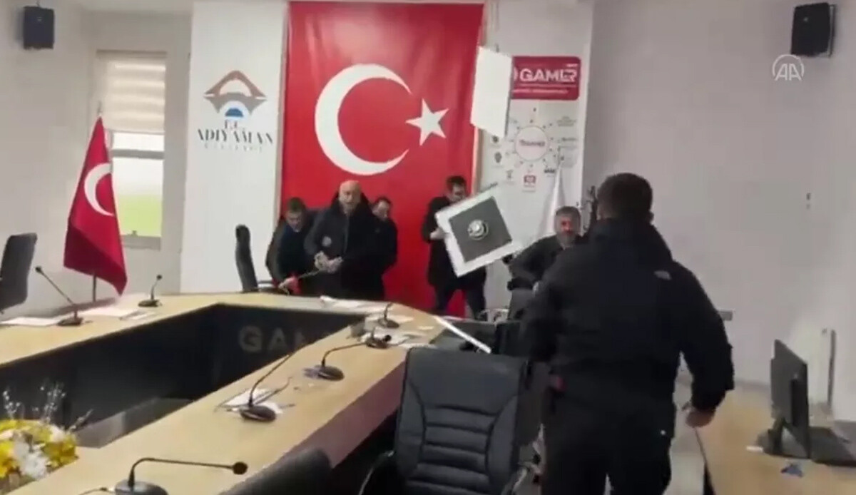 Bakan Karaismailoğlu 7,6'lık ikinci depreme toplantıda yakalandı: O anlar saniye saniye kamerada görseli