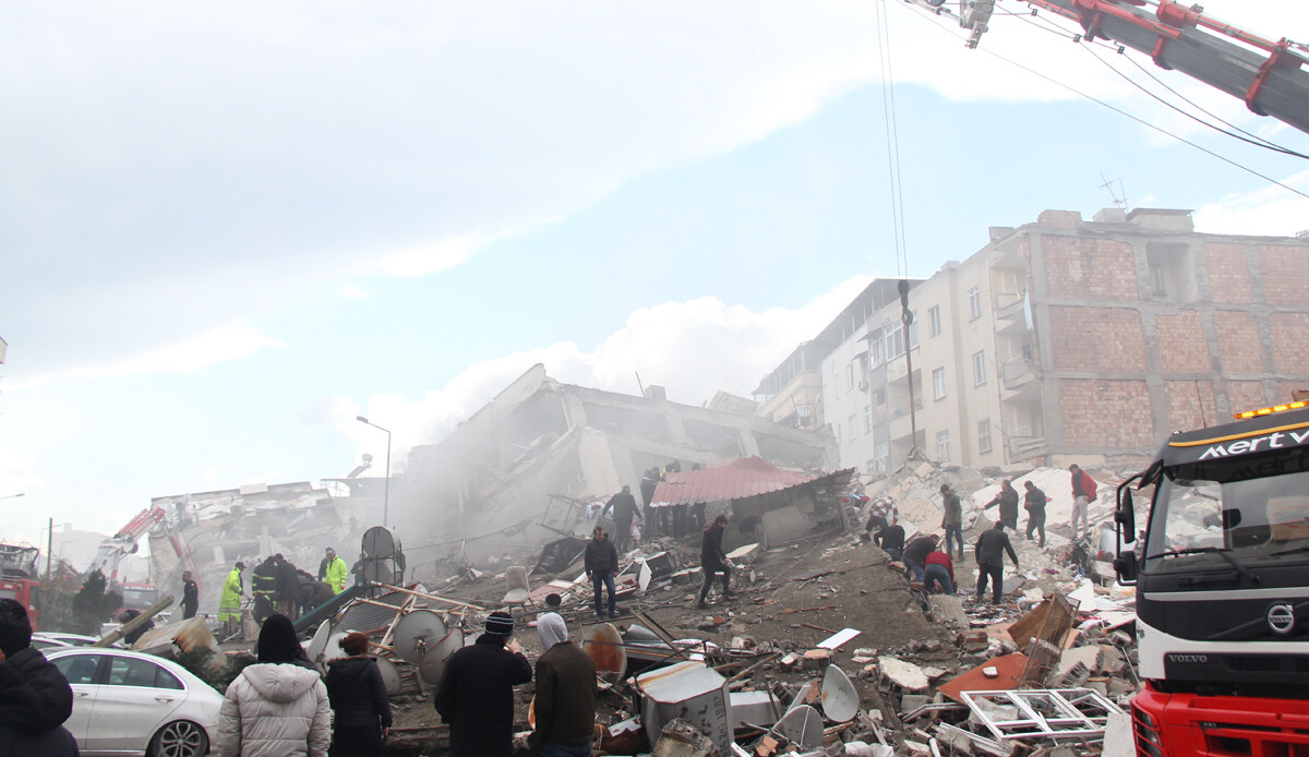 Hatay Valisi Doğan’dan son dakika açıklaması: Hastaneler ve polisevi yıkıldı görseli