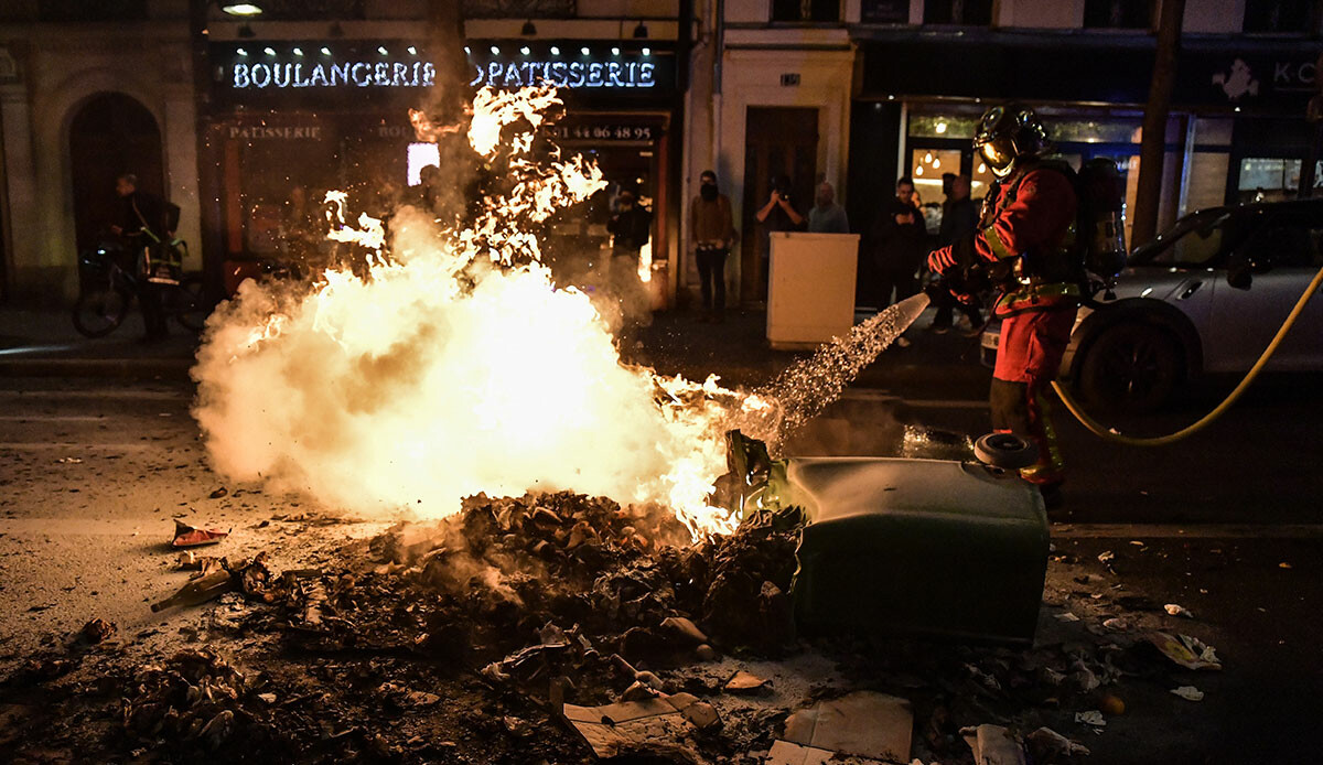 Fransa’da emeklilik reformu protestoları sürüyor: Sokaklar yangın yerine döndü görseli