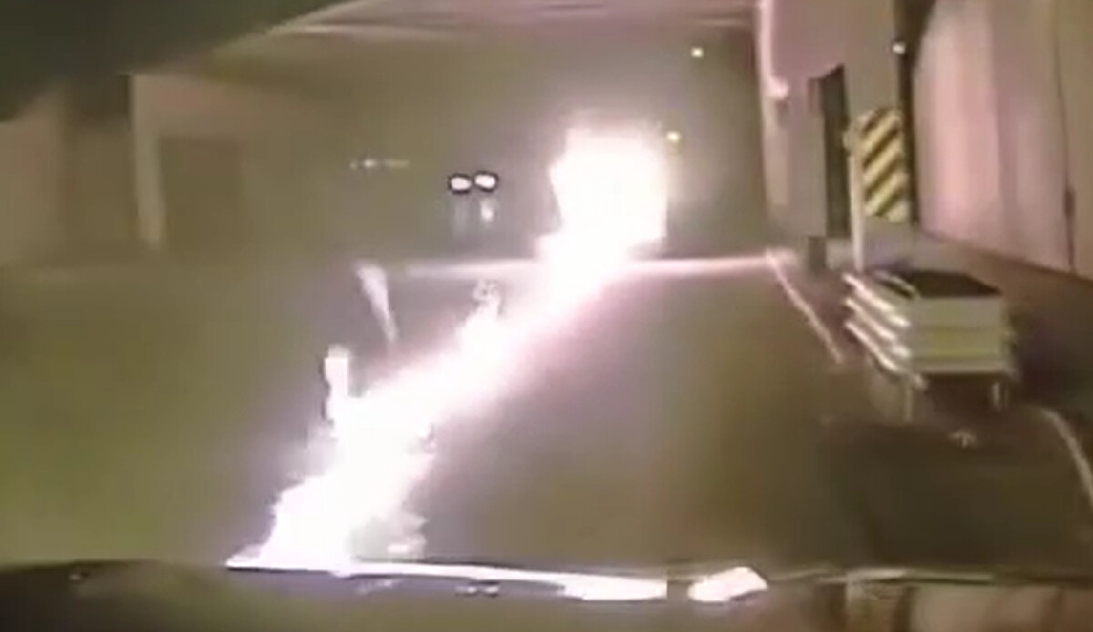 ABD'de dehşet anları! Lastiği patlayan araç alev aldı görseli