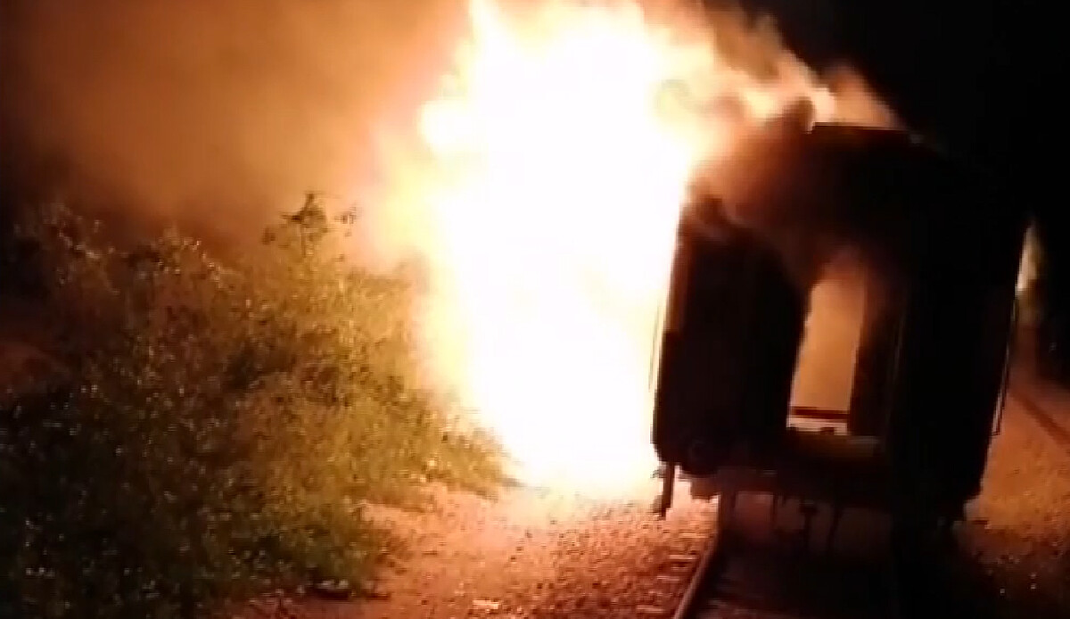 Pakistan'da korkutan görüntü: Tren cayır cayır yandı! Canlarını zor kurtardılar görseli