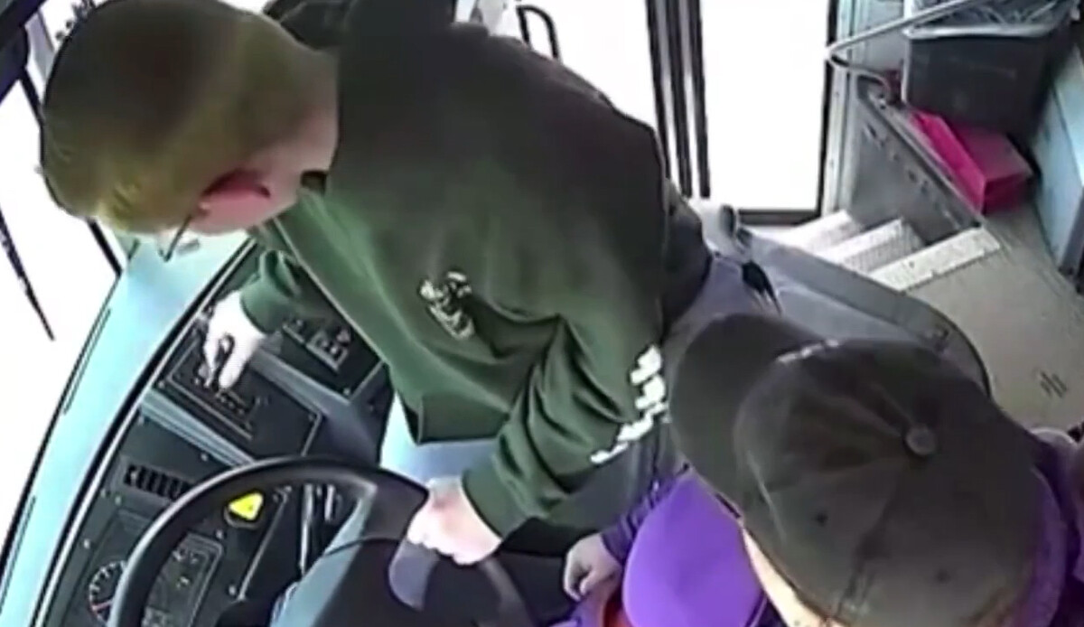 Okul otobüsünün şoförü bayıldı, 13 yaşındaki çocuk faciayı önledi görseli