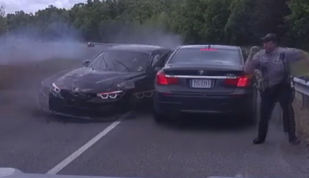 Ölümden döndü! Emniyet şeridindeki polis ezilmekten son anda kurtuldu görseli