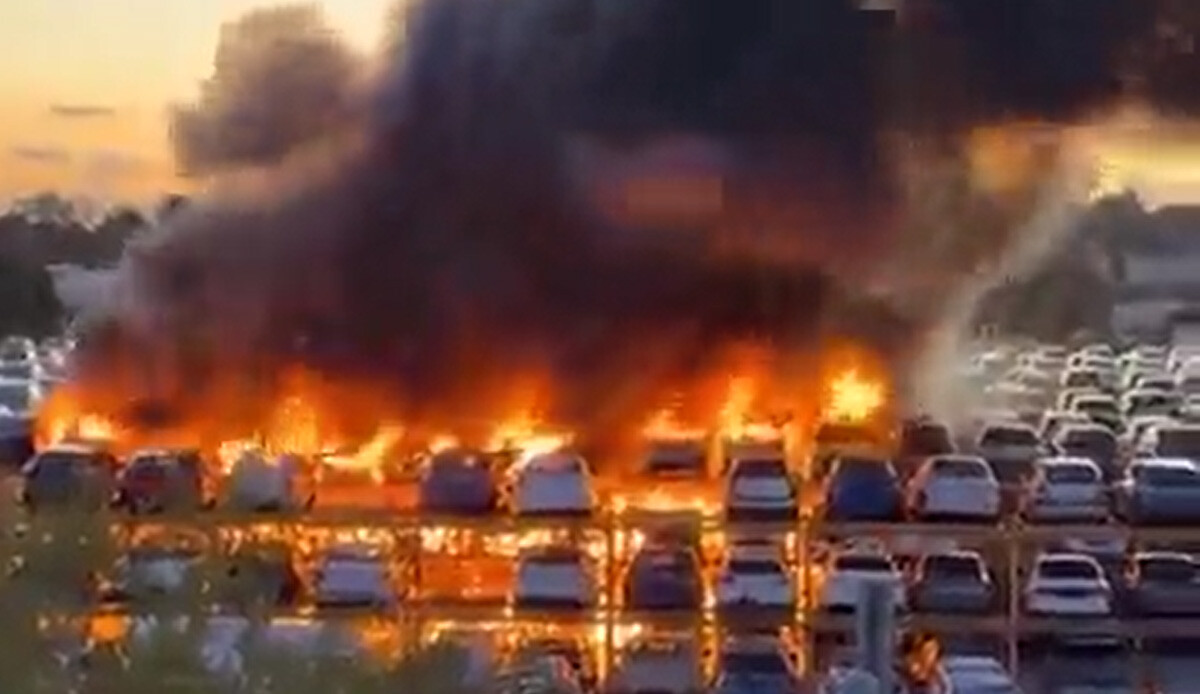 Fransa'da sanılıyordu! Yanan otomobil görüntülerinin başka ülkeye ait olduğu ortaya çıktı görseli