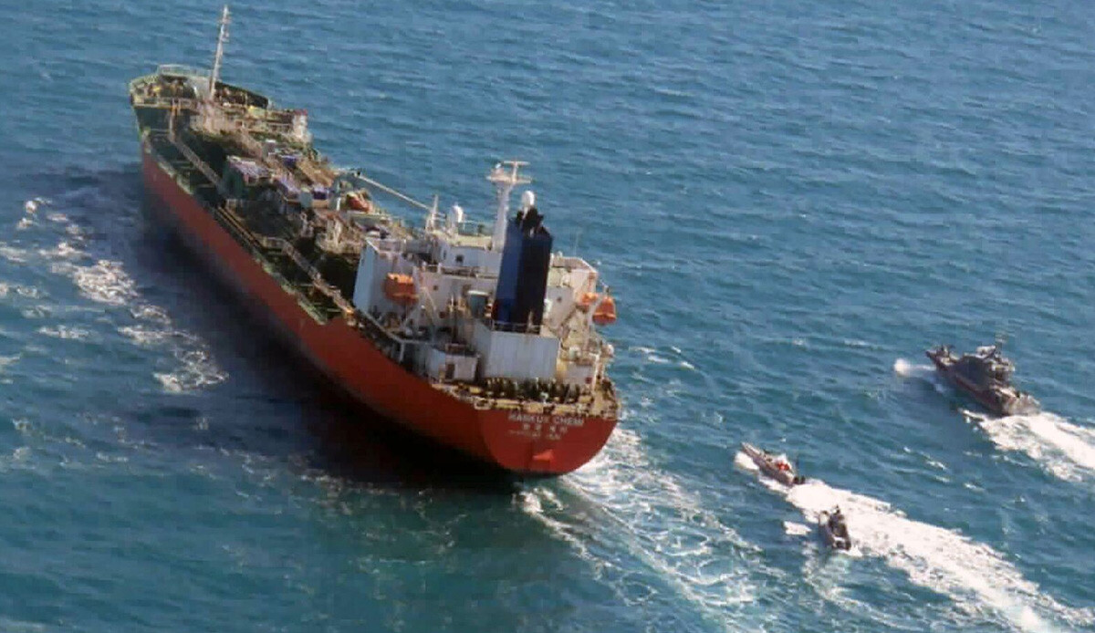 İran Devrim Muhafızları'ndan Basra Körfezi'ne çıkarma: Ticari gemiye el konuldu görseli