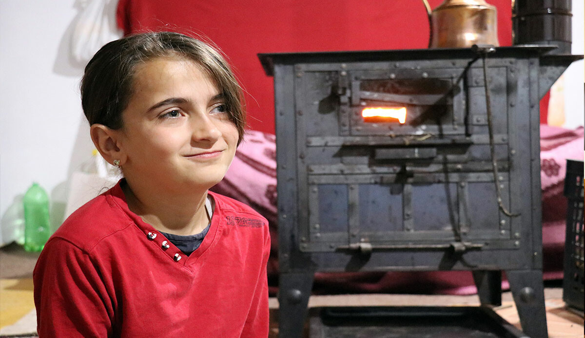 Türkiye sıcaktan kavrulurken onlar soba yakmak zorunda! Keşfedilmeyi bekleyen doğa hazinesinde bacalar yazın da tütüyor görseli