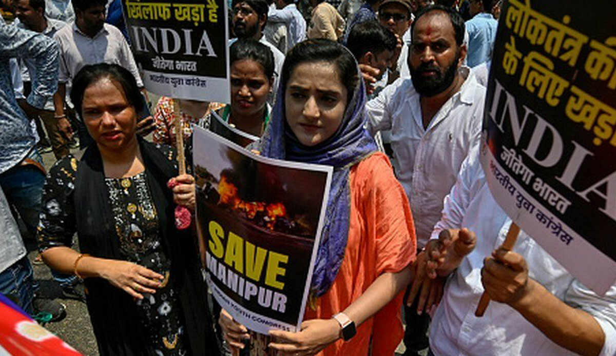 Hindistan'da kadınlar taciz zanlısının evini ateşe verdiler görseli