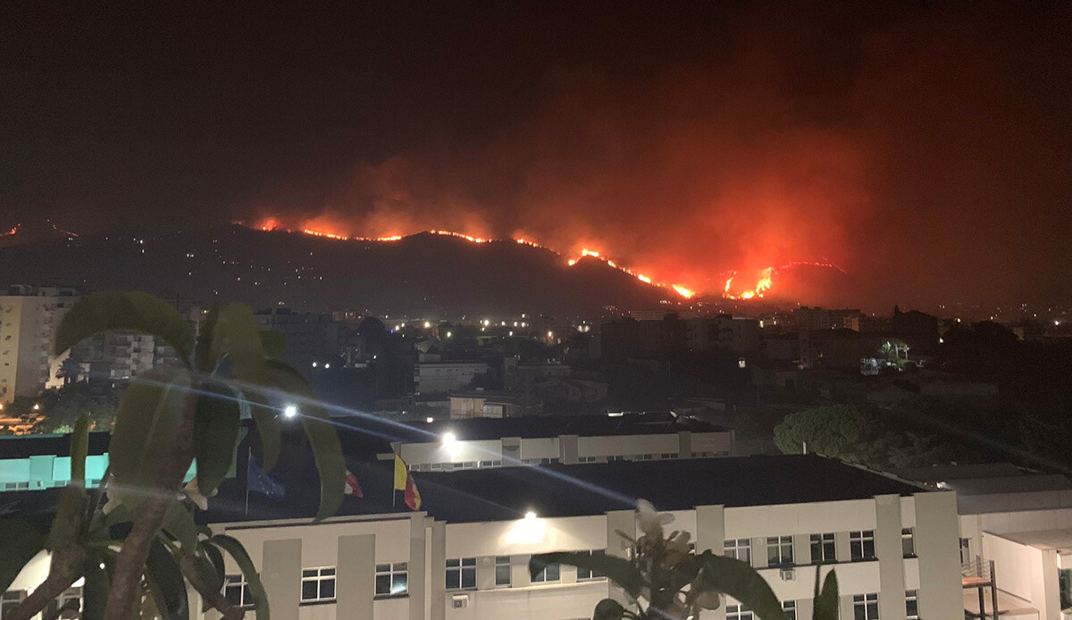 İtalya'da yangın büyüyor: Alevler havalimanına yaklaştı, uçuşlar durduruldu görseli