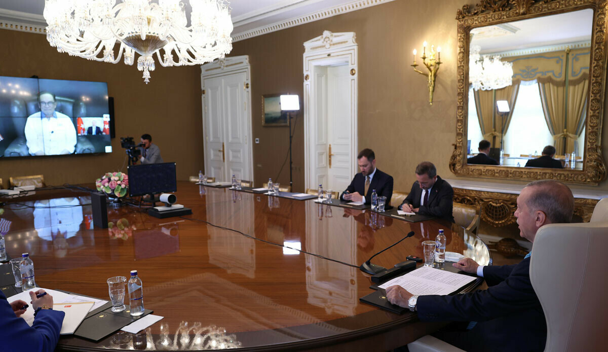 Cumhurbaşkanı Erdoğan, Malezya Başbakanı Enver İbrahim ile görüştü görseli