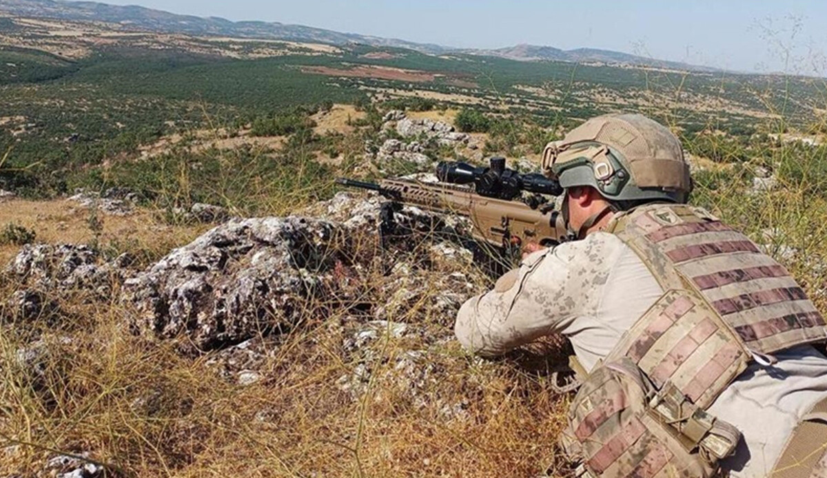 Mehmetçik teröristlerin inlerine giriyor görseli