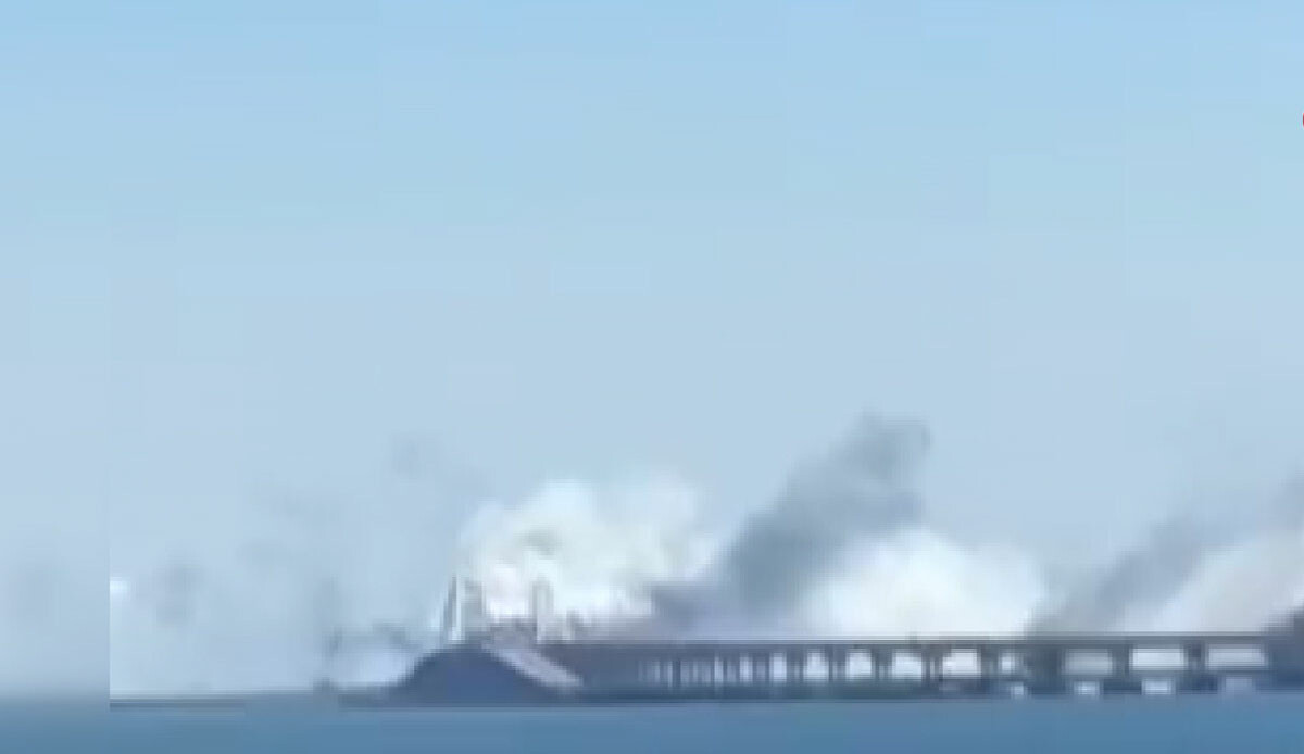 Ukrayna, S-200 füzesiyle Kırım Köprüsü'ne saldırdı! Köprüden dumanlar yükseliyor... görseli