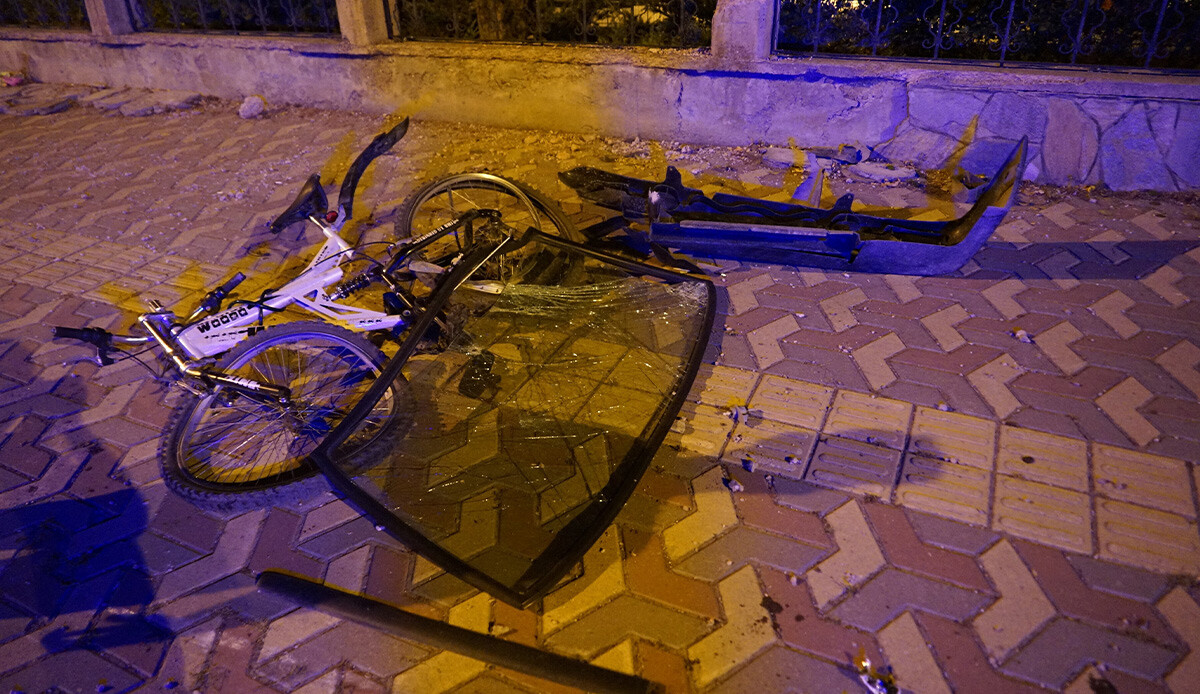 Direksiyon hakimiyetini kaybetti, kaldırımdaki gençleri altına aldı: Ölü ve yaralı var görseli