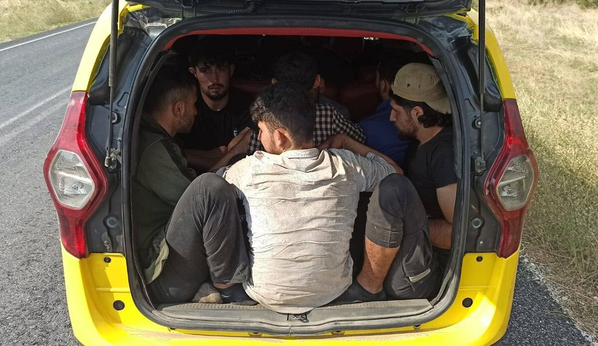 Taksiden çıkan göçmen sayısı şaşkınlığa uğrattı: İki araçtan 31 kişi çıktı görseli