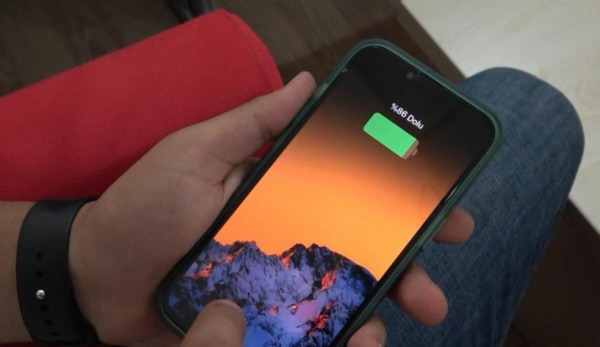 Sıcak havalar telefonunuza zarar verebilir! Uzmanı ideal şarjı açıkladı: Uzun süre bırakmak bataryayı patlatabilir görseli