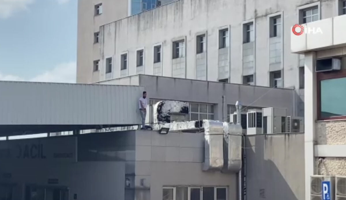 Anahtarını kaybetti, hastanenin çatısına çıktı! Aşağıdakilere taş ve cam fırlattı görseli