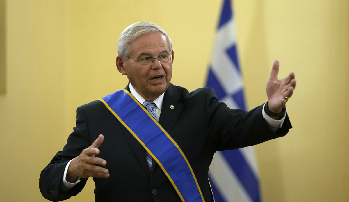 Türkiye düşmanı ABD'li senatör Menendez yeniden sahnede: Kıbrıs'ta Türk askerine dil uzattı görseli