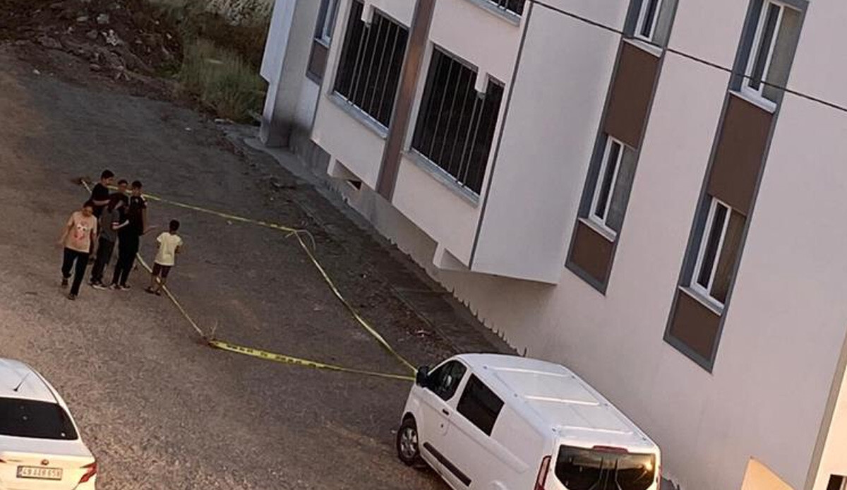 Açık balkon camı faciayı getidi, 2 yaşındaki çocuk düştü görseli