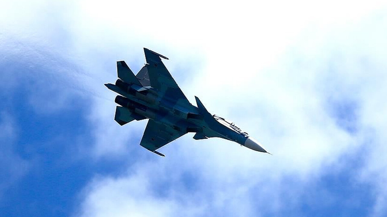 Savaş uçağı düştü, pilot son anda kurtuldu görseli