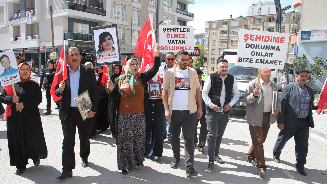 Vanlı aileler HDP İl Başkanlığı önündeki eylemlerini sürdürdü: Çocuklarımız kimsenin piyonu olmayacak görseli