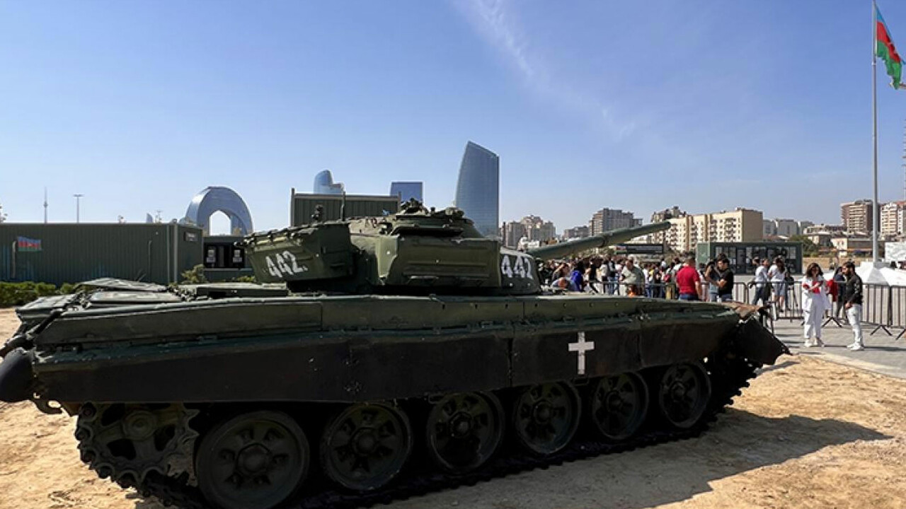 Karabağ'da Ermeni işgalinin sembolü tank Bakü'ye getirildi görseli