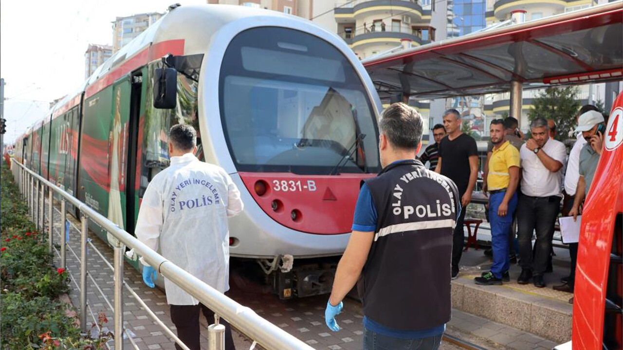 Tramvaya ücretsiz binmek için canından oldu... 15 yaşındaki çocuğun ölümü yürek burktu görseli