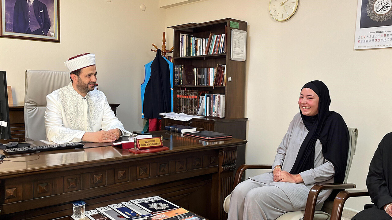 Müslüman olan genç kız mutluluktan ağladı: Havva ismini aldı görseli