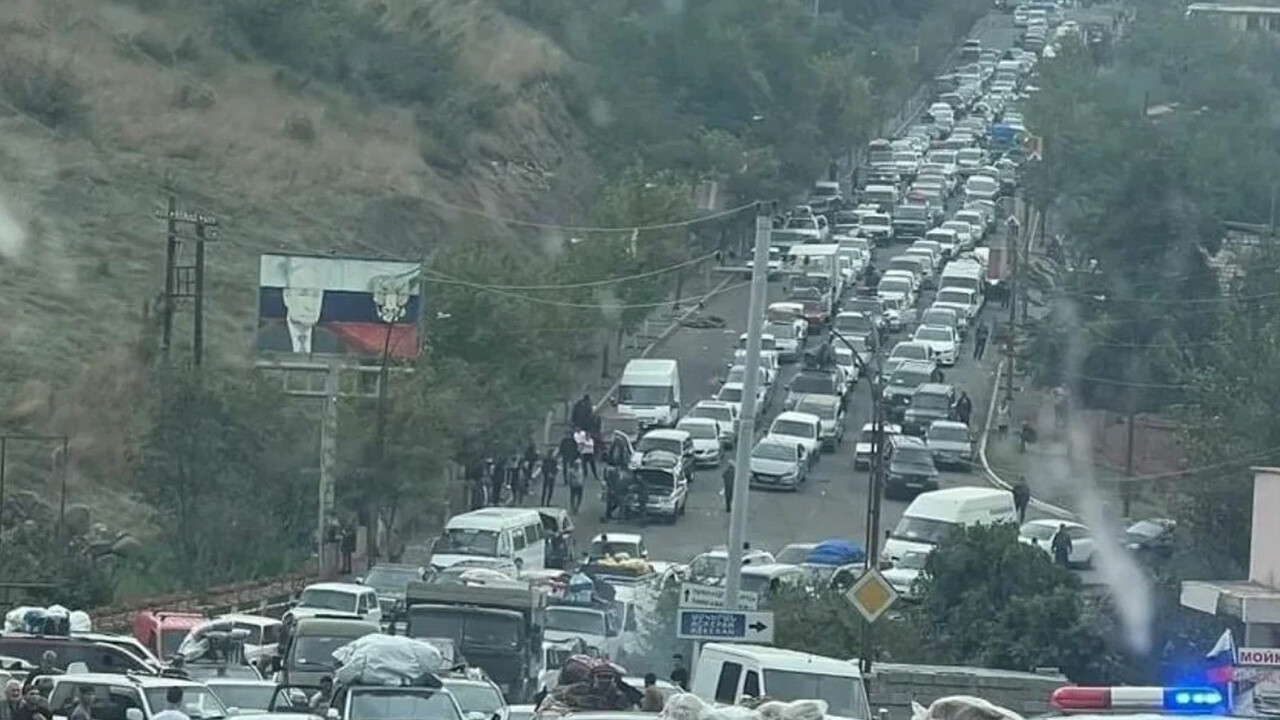 Azerbaycan güvenli geçiş sağlıyor: Ermeniler Karabağ'ı terk etmeye devam ediyor görseli