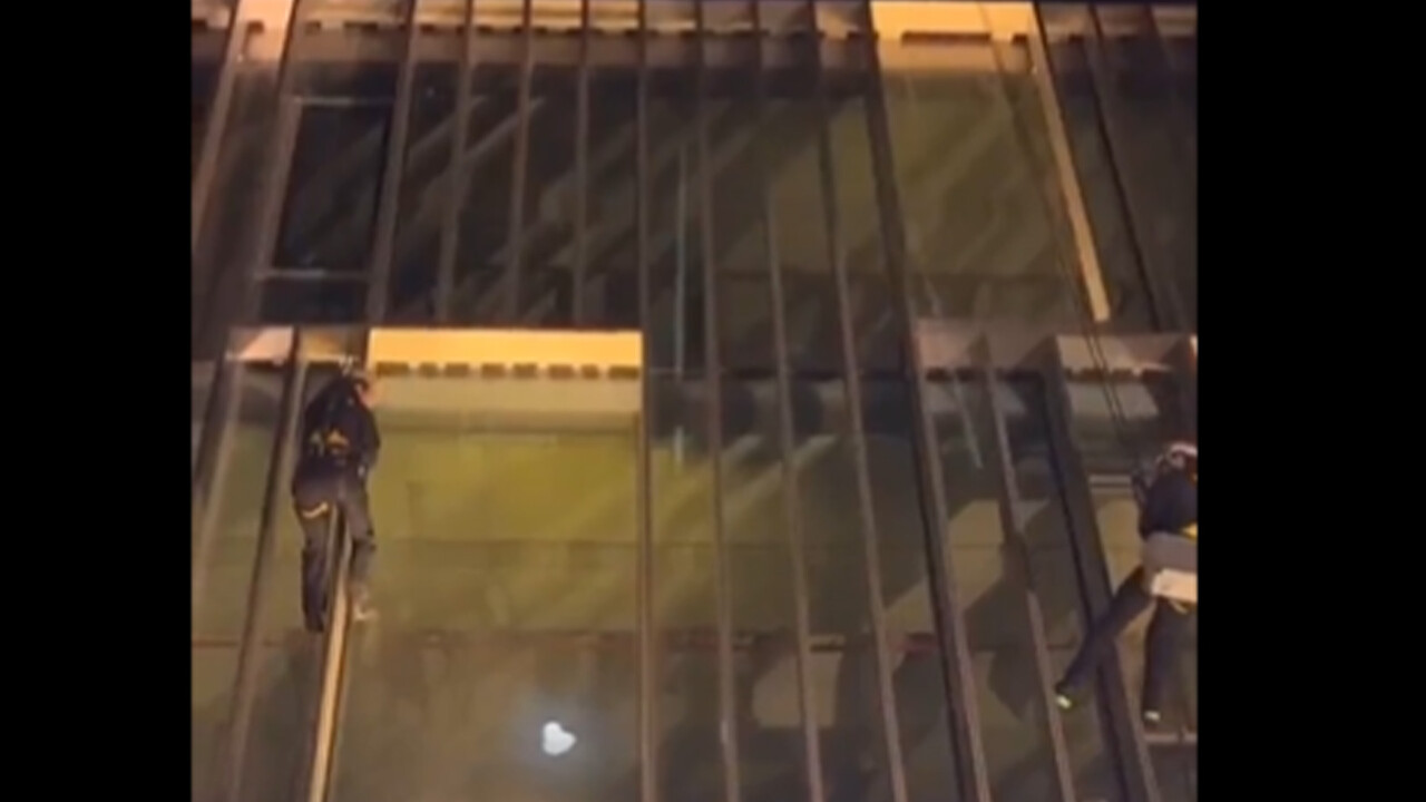 Aksiyon filmi gibi! iPhone 15'ler AVM'ye helikopterle getirildi, kuyruğa girenler alkışladı görseli