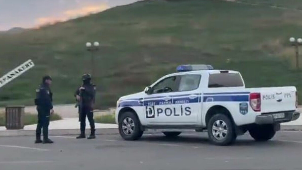 Azerbaycan polisi işgalden kurtarılan Hankendi'de: Sembolik heykelin önünde devriye görseli