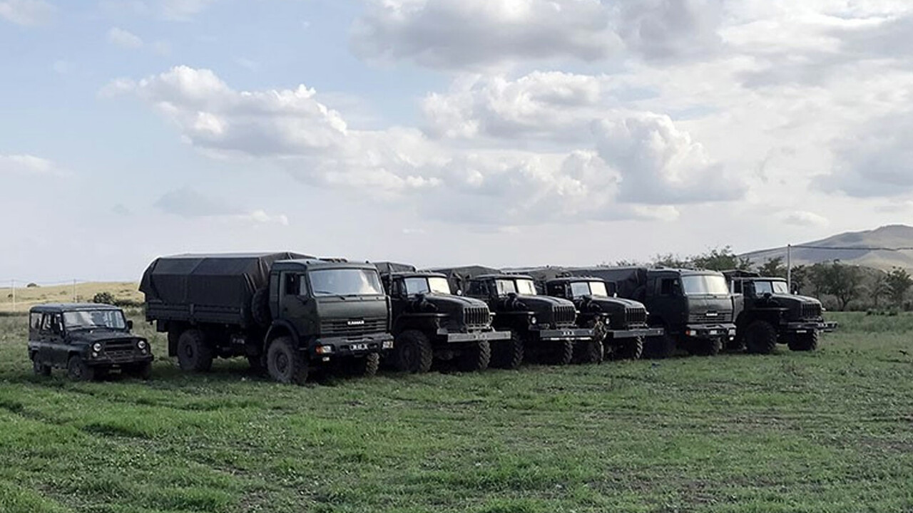 Azerbaycan ordusu Ermeni çetelerin silah ve araçlarını paylaştı görseli