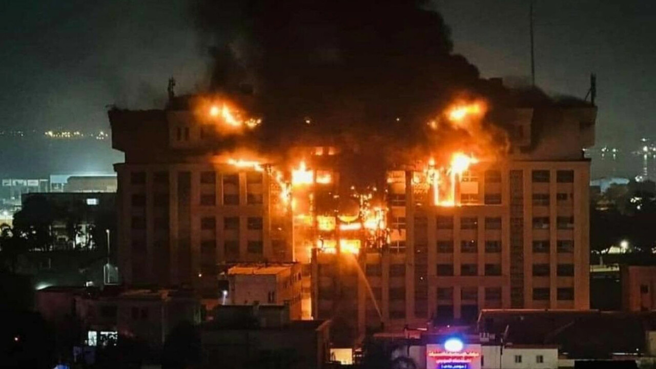 Mısır'da Emniyet Müdürlüğü alevlere teslim oldu! Bina yıkıldı, çok sayıda yaralı var görseli