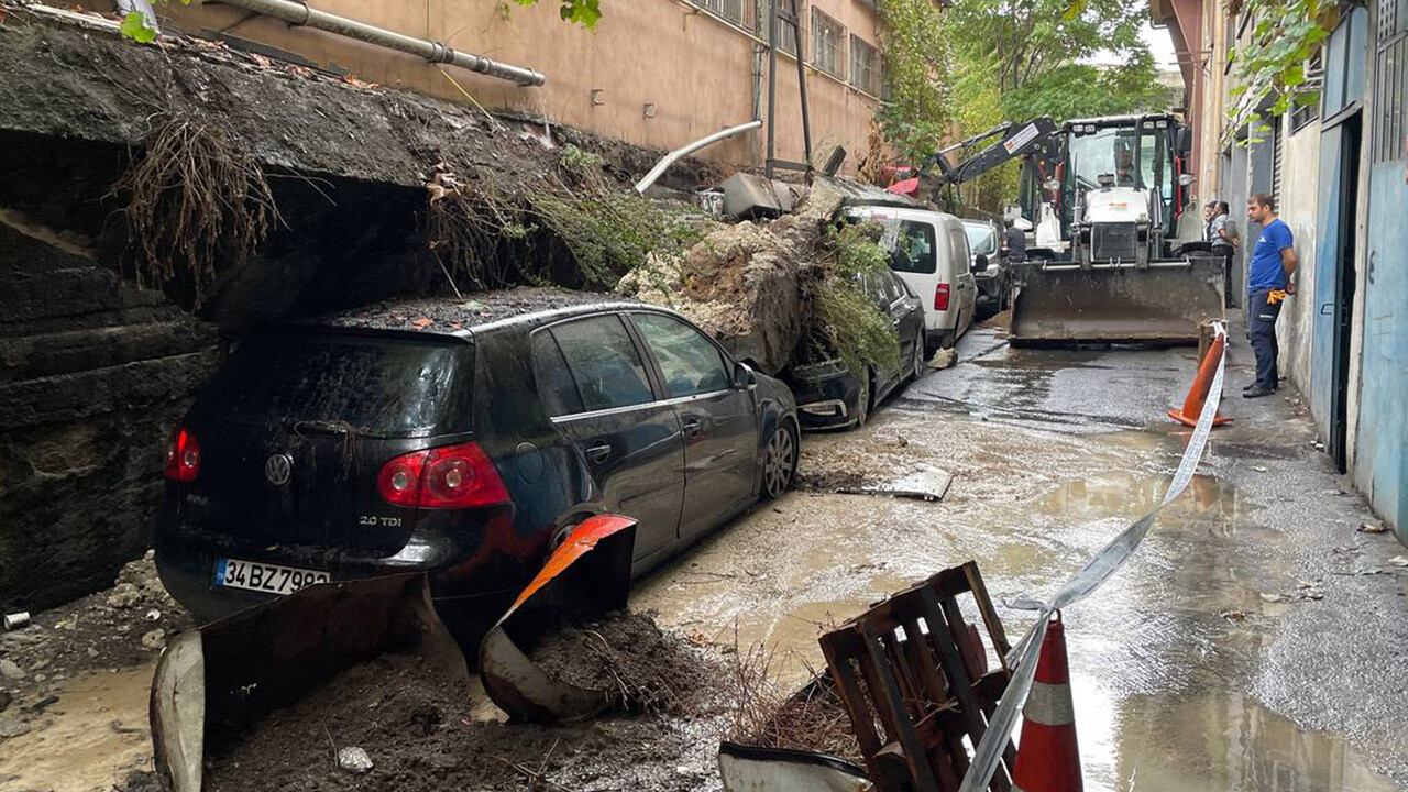Önce Pendik şimdi Zeytinburnu: İstinat duvarı araçların üzerine çöktü görseli