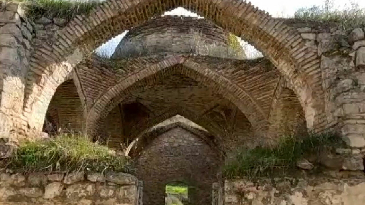 Karabağ'da Ermeni alçaklığı: Caminin ahır olarak kullanıldığı ortaya çıktı görseli