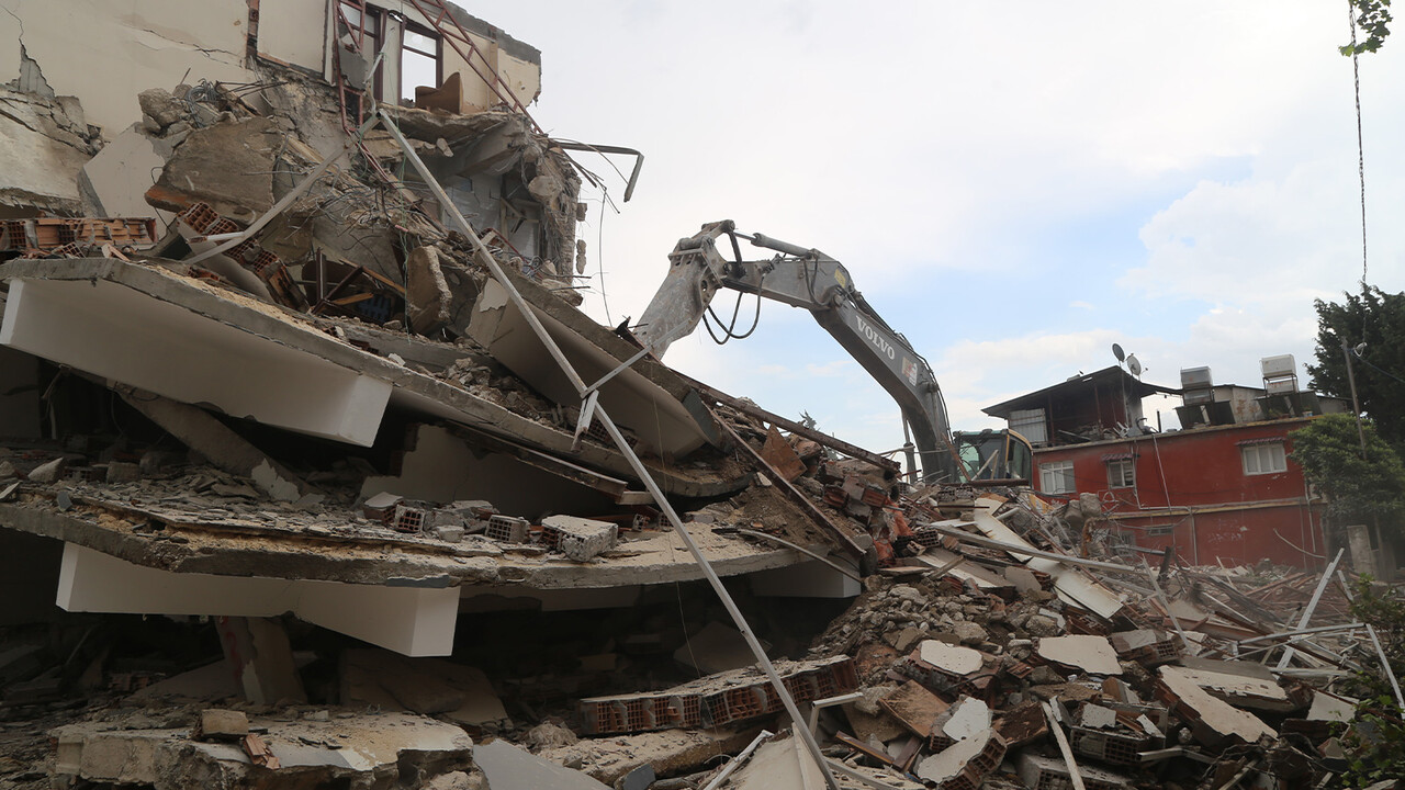 Hatay'da ağır hasarlı 7 bina kontrollü şekilde yıkıldı görseli