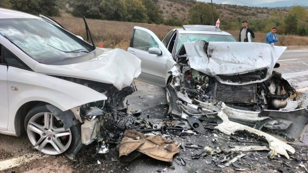 İki otomobil kafa kafaya çarpıştı: Yaralılar var görseli