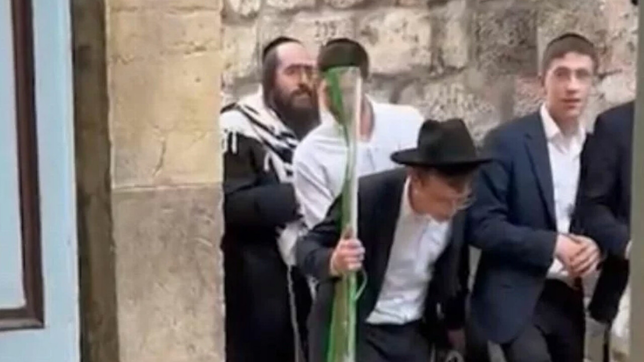 Fanatik Yahudiler, Sukot Bayramı'nı Doğu Kudüs'teki kilisenin önüne tükürerek kutladı görseli