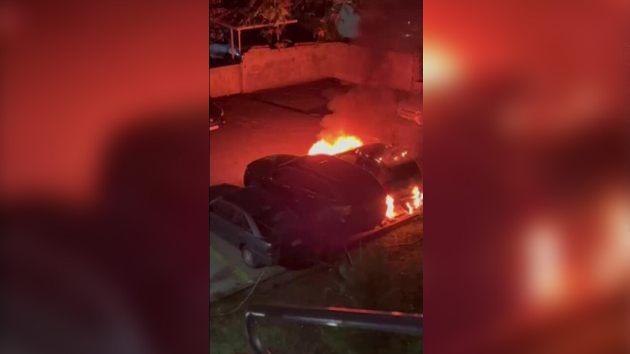 Kadıköy'de patlama sesleri: 3 otomobil alev alev yandı! görseli