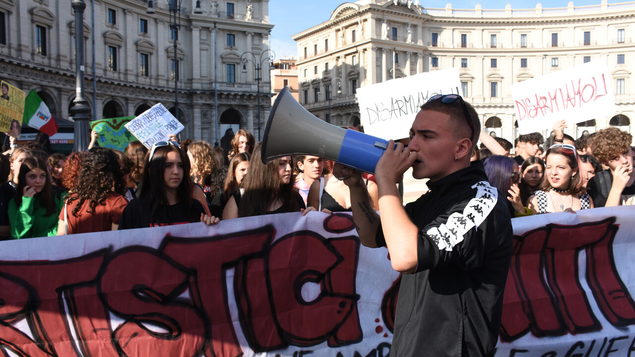 İtalya'da öğrenciler 'İklim direnişi' için yürüdü görseli
