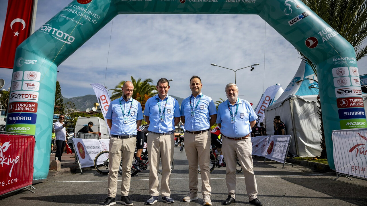 Koray Cantez gururlandırdı! UCI hakemi olarak görev aldı |  58. Cumhurbaşkanlığı Türkiye Bisiklet Turu görseli