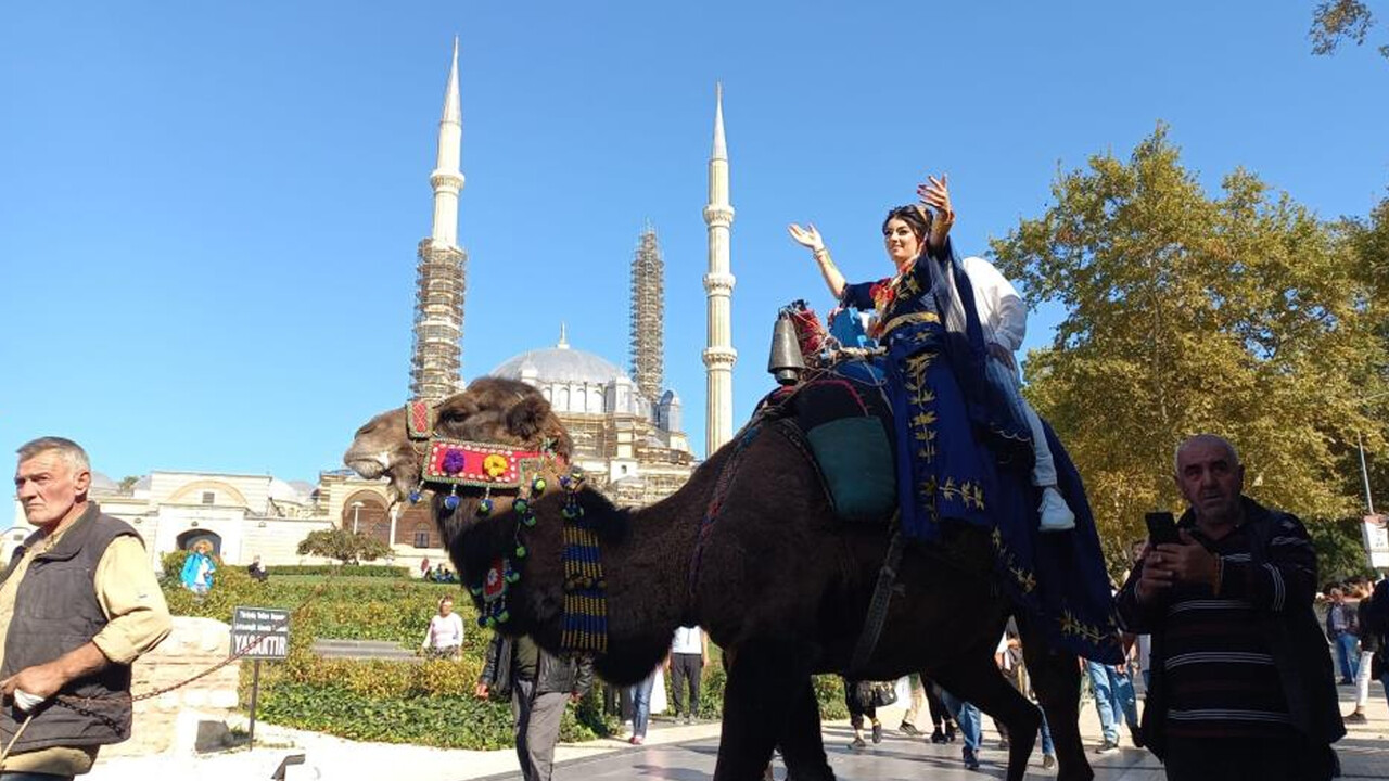 Asırlık gelenek düğüne renk kattı! Gelin ve damat hamama deveyle geldi görseli