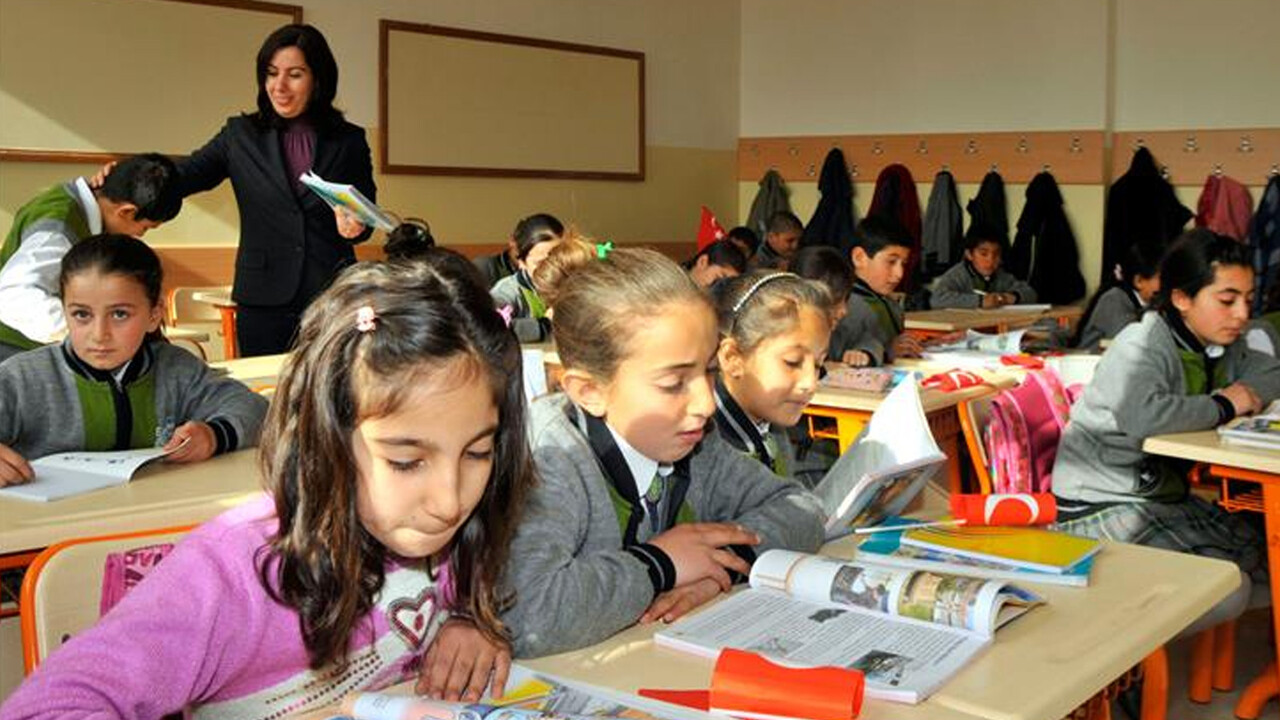 Öğrenci ve veliler için yeni dönem! Teneffüs, devamsızlık ve sınıf geçmede kural değişti görseli