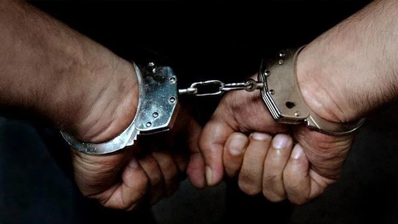 Yeşil Sol Parti kongresinde terör örgütü elebaşının posterini açan şüpheli tutuklandı görseli