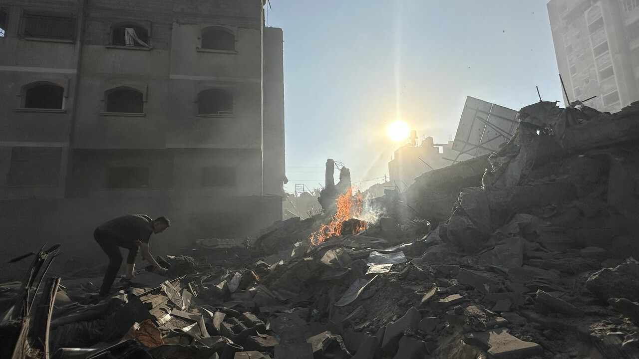 İsrail Gazze'de mülteci kampındaki camiyi vurdu: Ölü ve yaralılar var görseli