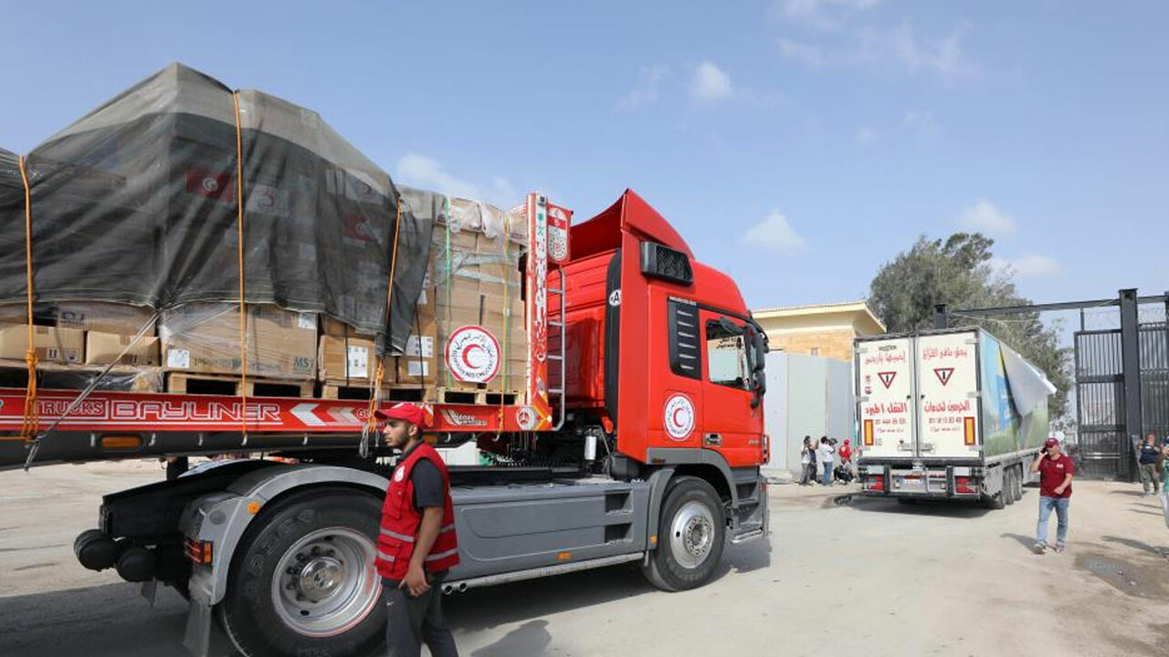 Gazze'ye insani yardım! 17 tırlık ikinci konvoy Refah Sınır Kapısı'ndan geçti görseli
