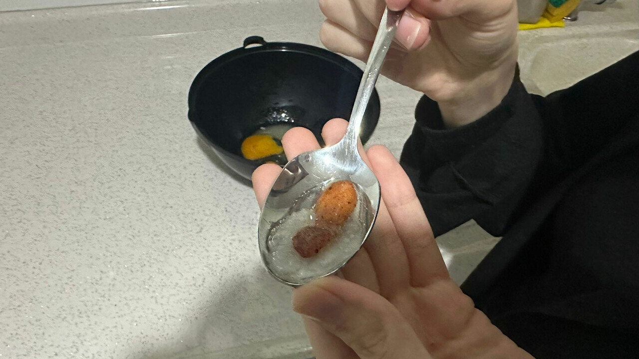 Kek yapmak isterken kırdığı yumurta hayrete düşürdü görseli