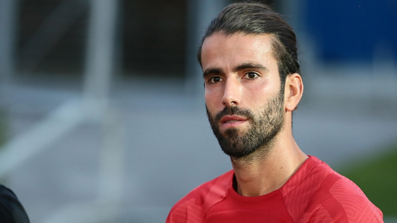 Şampiyonluğun kahramanı formayı unuttu görseli