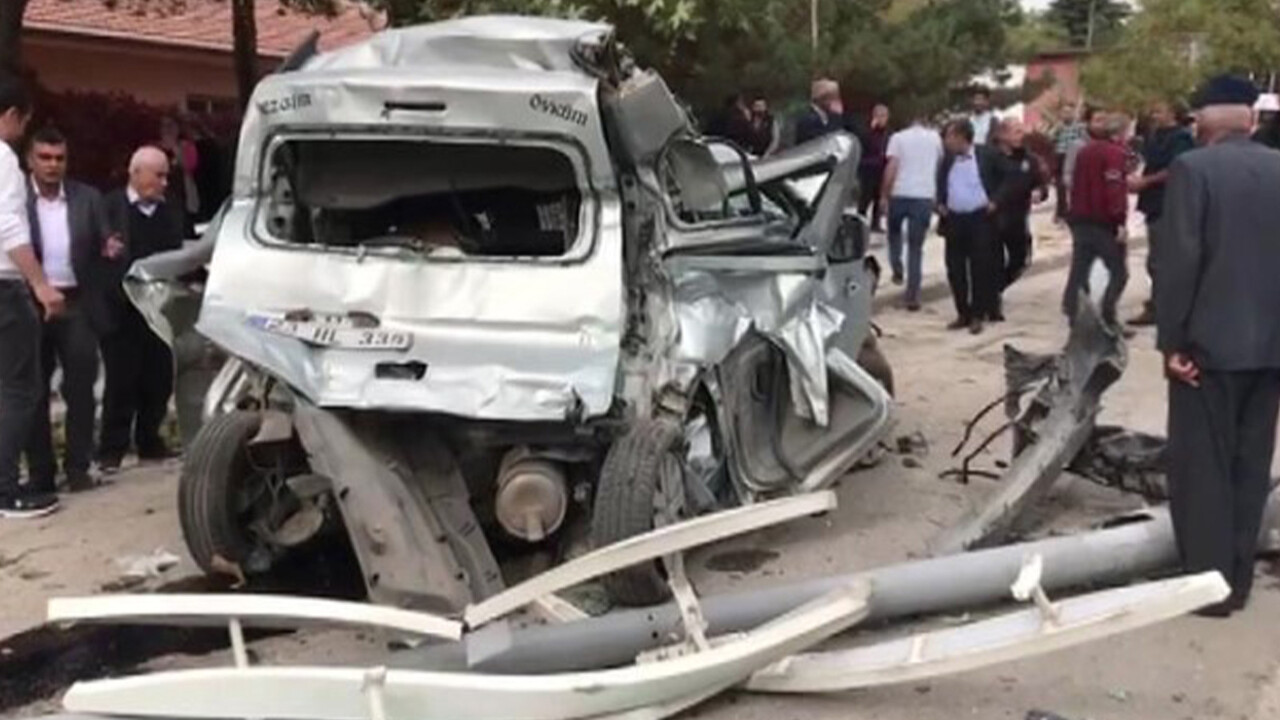 Sondakika! Öğrencileri taşıyan midibüs parka daldı! Ölü ve yaralılar var görseli